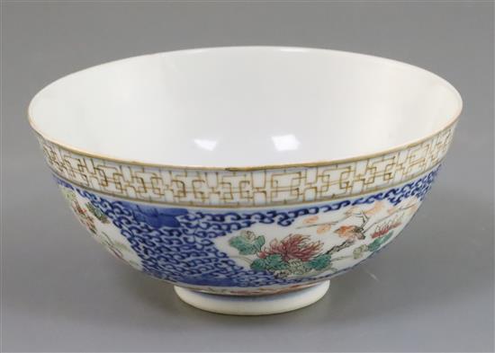 A Chinese famille rose bowl, late 19th century/early 20th century, D. 12.8cm